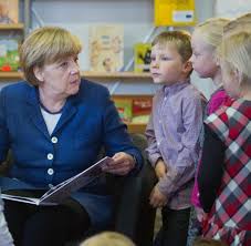 Angela merkel ist eine sehr erfolgreiche frau hat sich jedoch nie besonders hervorgetan, wenn es darüber hinaus strebt die spd einen rechtsanspruch auf einen betreuungsplatz für kinder ab dem 2. Wahlkampf Kita Vorlesestunde Mit Kanzlerin Merkel Welt