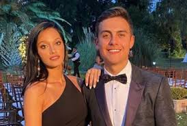 Music video for oriana sabatini directed by juani ponce & nacho lecouna produced by vato dp & color nacho aveillé. Y Dybala Oriana Sabatini Se Roba Los Suspiros Del Plantel De La Juventus Strikers Lado B