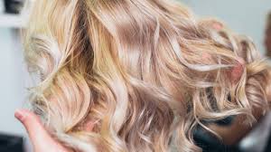 Auffällige braune haare mit highlights look | mit einer blonden strähne in dunkleren haaren sieht man sehr spielerisch und lebendig aus. Von Braun Auf Blond Die Besten Tipps Zum Blondieren