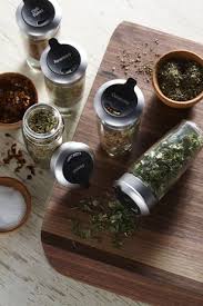 En 2005, diffuser son savoir et vendre des épices était devenu pour lui, une évidence. Carrousel A Epices De 16 Bouteilles Axia De Trudeau Maison Walmart Canada