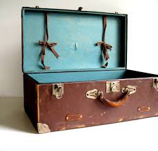 Junges, dynamisches & zuverlässiges reisegepäck. Antique Suitcase Trunk Chest Metal Corners Leather Accents Etsy Antique Suitcase Antique Trunk Vintage Suitcases