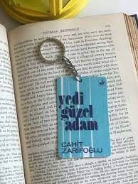 Bu şiir altı bölümden oluşuyor. Cahit Zarifoglu Yedi Guzel Adam Plastik Anahtarlik Booktasarim