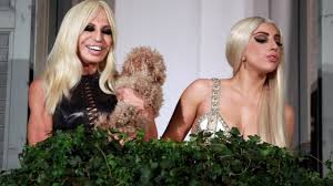 Givenchy posted this image of donatella versace and riccardo tisci on the company's instagram. Fur Donatella Versace Ist Platinblond Eine Lebensart B Z Berlin