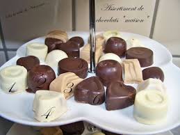 Assortiment De Chocolats Maison Sur La Table De Nounoune Chocolat Maison Chocolat Recette Chocolat