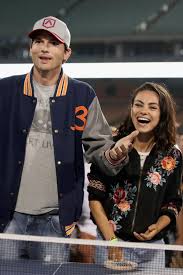 Mila kunis just made a major change to her signature dark brown hair. Ashton Kutcher Mila Kunis Kinder Spielen Gegen Lockdown Langeweile Mit Mull Gala De