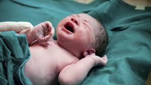 Mengumandangkan adzan di telinga kanan kemudian melafalkan iqamat. 3 Rahasia Tangisan Pertama Ketika Bayi Baru Lahir Mamapapa Id