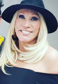 La momia spears' tras recibir críticas sobre su cuerpo laura bozzo posteó un video donde presume su cuerpo en traje de baño, tras ser criticada por los. Laura Leon Wikiwand