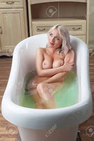 Jetzt lässt sie alle hüllen fallen und zeigt sich in der badewanne. Sexuelle Junge Blonde Nackte Frau Posiert Mit Nackte Brust Verfuhrerisch In Der Badewanne Lizenzfreie Fotos Bilder Und Stock Fotografie Image 29985968