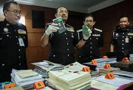 Januari 1997, suruhanjaya perkhidmatan awam malaysia telah mengadaptasi pengurusan elektronik dalam perkhidmatannya apabila sistem pengambilan berkomputer iaitu sistem mengambil kumpulan perkhidmatan: Sindiket Rehiring Abang Is Tumpas Astro Awani