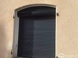 Le volet roulant moderne électrique, sur mesure, présente des matériaux innovants nous protégeant du froid et de la chaleur grâce à l'étanchéité périphérique complète intégrée au produit. Fenetres Cintrees Et Volets Un Vrai Probleme