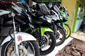 Cari motor bekas dijual dengan harga terbaik. Wuih Dealer Motor Bekas Ini Pajang Deretan Kawasaki Ninja 150 2 Tak Gridoto Com
