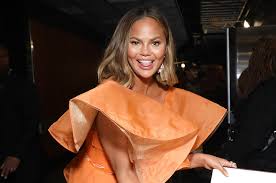 How to get ombre beach waves: Chrissy Teigen Got A Rachel Haircut