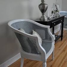 Painted Cane Back Chair I Think The Secret To A Good Looking Paint On Cane Is To Paint The Wood A Contras Mobilier De Salon Decoration Interieure Chaise Grise