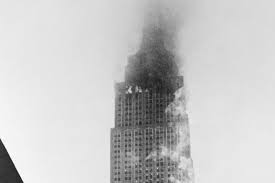 Luckily, the bomber was an unarmed trainer aircraft with no bombs on board. Als Ein B 25 Bomber In Das Empire State Building Raste Geo