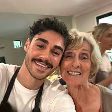 Heya! My boyfriend and I are looking for a double room accommodation  between the City of London and Clapham Common (travel distance is not an  issue, as long as it's reasonable!)🚃 We