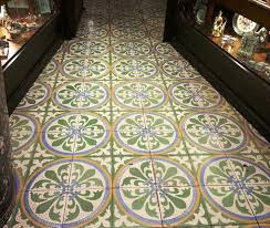 Sowohl mexikanische als auch marokkanische fliesen lehnen sich an die andalusische fliesenkunst an, die sich wiederum von arabischen fliesen inspirieren ließ. Ladeneingang Mit Alten Zementfliesen In Andalusien Zementfliesen Fliesen Feinsteinzeug Fliesen