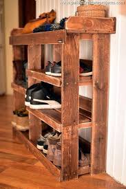 Schuhregal Aus Recycelter Palette Aus Palette Recycled Schuhregal In 2020 Pallet Furniture Shoe Rack Pallet Shoe Rack Wood Shoe Rack
