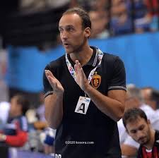 أكد مصدر مسؤول داخل اتحاد الكرة، أن طارق مصطفى المدرب العام للمنتخب الوطني الأول لكرة القدم، متواجد حاليا في معسكر الفراعنة المقام بأحد فنادق القاهرة، استعدادا لمواجهة جزر القمر التي تنطلق في السادسة مساء اليوم الإثنين، على ستاد القاهرة الدولي. Ù…Ø¯Ø±Ø¨ ÙŠØ¯ Ù…ØµØ± ÙŠØ¹Ø¯Ø¯ Ø£Ø²Ù…Ø§Øª Ø§Ù„ÙØ±ÙŠÙ‚ Ø¨Ø³Ø¨Ø¨ ÙƒÙˆØ±ÙˆÙ†Ø§
