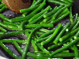 I fagiolini (o fagiolini verdi) sono una tipologia di fagioli (phaseolus vulgaris) in cui tutto il frutto (sia i fagioli sia il baccello che li contiene) viene consumato. Come Sbollentare I Fagiolini 11 Passaggi