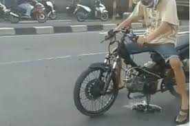 Jual knalpot motor 2 & 4 tiger revo, ninja, cb150r, fiz r, r15, cbr 150, jupiter z, vespa, scorpio, r25, byson, beat, satria, mx harga knalpot motor lengkap di bukalapak. Merintih Boskuh Motor Drag Ini Mesinnya Ambyar Sebelum Diseting Gridoto Com