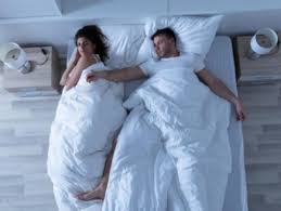 ماذا يعني نوم الزوجين في غرفة منفصلة المدينة نيوز