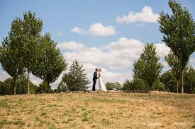 Das brautkleid stellt für die meisten damen eines der wichtigsten kleidungsstücke in ihrem leben dar. Hochzeit In Gottingen Bei Tollem Wetter Hochzeit Im Blick Hochzeitsfotografie