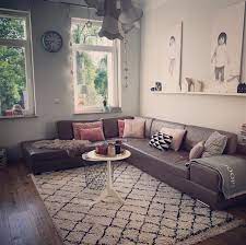Das perfekte sofa, der gemütliche sessel, die moderne leuchte oder der weiche teppich dürfen daher auf keinen fall fehlen. Gemutliches Wohnzimmer So Schaffst Du Eine Kuscheloase