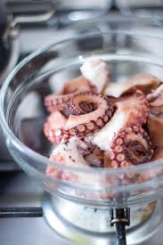 Un classico della cucina italiana, il polpo è amatissimo da tutti gli intenditori di pesce, ma per essere cucinato come si deve ha bisogno di passaggi precisi e di un'attenzione particolare.abbiamo allora pensato di fornirvi dei trucchi per bollire il polpo alla perfezione, realizzando un gustoso piatto, adatto a tutte le stagioni. Segreti Per Un Polpo Morbido E Ricette Quella Lucina Nella Cucina