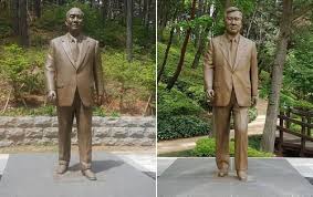 서울 광화문 광장에 전시된 '전두환 동상'의 머리 부분이 24일쯤 심하게 훼손된 상태/사진=5·18 구속부상자회 27일 각종 온라인 커뮤니티에서는 머리 부분이 쪼개진 전두환 동상 사진이 올라왔다. ì „ë'í™˜ ë…¸íƒœìš° ë™ìƒ ê·¸ëŒ€ë¡œ ë'ì§€ë§Œ ì‹ êµ°ë¶€ ìˆ˜ê´´ ì•ˆë‚´íŒ