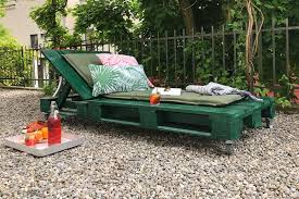 Die Sonne Geniessen Auf Dem Diy Paletten Liegestuhl In 2020 Liegestuhl Paletten Diy Paletten