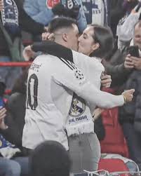 A Real Madrid fan proposed to his girlfriend at Anfield 💍❤️