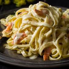 Bandnudeln Und Lachs In Cremiger Sahnesauce Allerezepte Bandnudeln Rezept Lachsnudeln Rezepte