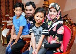 His royal highness the crown prince attended lectures at the university of brunei darussalam and began his overseas education at the oxford centre for islamic studies in october 1995. Crown Prince Al Muhtadee Billah Of Brunei Unofficial Royalty