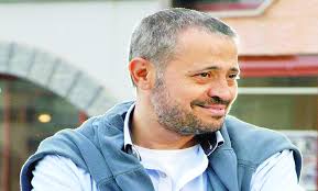 حينها كان بمعيته كلبه «غودو» الذي راح يركض مسرعاً نحو منزل صاحبه، كأنه أراد الاطمئنان على محتوياته. Ø¨Ø¯Ø£ Ø§Ù„ØºÙ†Ø§Ø¡ ÙÙŠ Ø³Ù† Ø§Ù„Ù€14 ÙˆØªØ²Ùˆ Ø¬ Ù…Ø±ØªÙŠÙ† ÙˆØ£Ù†Ø¬Ø¨ 4 Ø£ÙˆÙ„Ø§Ø¯ Ù‚ØµØ© Ø§Ù„ÙÙ†Ø§Ù† Ø§Ù„Ø³ÙˆØ±ÙŠ Ø¬ÙˆØ±Ø¬ ÙˆØ³ÙˆÙ Ø§Ù„Ù…Ù„Ù‚Ø¨ Ø¨Ù€ Ø³Ù„Ø·Ø§Ù† Ø§Ù„Ø·Ø±Ø¨ ØµÙˆØ± Mada Post Ù…Ø¯Ù‰ Ø¨ÙˆØ³Øª
