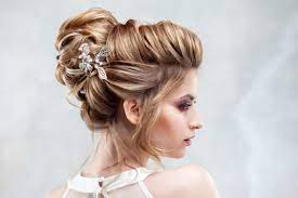 Aktris cantik ini memilki rambut yang pasti membuat iri. 10 Rekomendasi Gaya Ikat Rambut Wanita Yang Cantik Dan Mudah Dipraktikkan