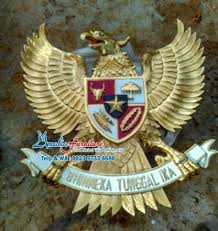 Misalnya dengan membuat sketsa burung garuda yang ada pada simbol pancasila. Jual Ukiran Patung Burung Garuda Pancasila Emas Amalia Furniture Jepara