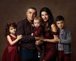 Beautiful Fine Art Family Portrait Family Of Five Picture Ideas In Studio Family Picture Outfits Family Portrait Poses Studio Family Portraits