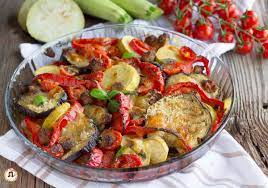 I secondi piatti a base di verdura si collocano bene all'interno di un pasto a base di carne, di pesce, di verdura, di uova o di formaggio, armonizzandosi quindi con le altre preparazioni. Verdure Gratinate Con Salsiccia E Formaggio Secondo Piatto