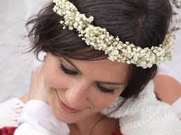 Estas planeando hacer una corona de flores para tu boda. Una Corona De Flores Naturales Flower Crown Wedding Groom Hair Accessories