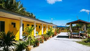 Here, you can find a range of cafes and restaurants as well as souvenir shops and duty free outlets right beside the beautiful, white sandy beach strip. 10 Chalet Terbaik Di Pantai Cenang Malaysia Booking Com