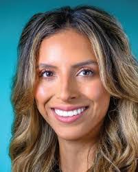 Kerri Morris's Instagram, Twitter & Facebook