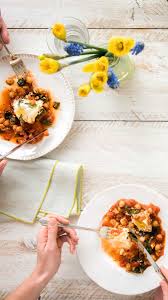 Unsere Liebsten Rezepte Fur Ostern Hellofresh Blog Rezept Shakshuka Lebensmittel Essen Schnelles Gesundes Abendessen