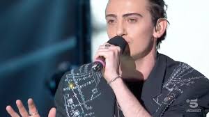 Michele merlo è conosciuto anche con gli pseudonomi di mike bird e cinemaboy, il cantante e musicista si è fatto conoscere al pubblico grazie alla sua partecipazione al talent show di maria de filippi. Michele Bravi E Arrivata La Sentenza Nel Processo Per Omicidio Stradale Isa E Chia