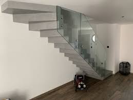 Audacieux Escalier Cremaillere Decolle Du Mur En Beton Cire Vernis Soyeux Couleur Gris Cendre Brie Comte Robert En Reg Beton Cire Escalier Beton Cire Mur Beton
