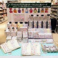 先週あたりから 千葉県の東急ハンズ柏店様にて人気の アクアデザイン シリーズのグッズが勢揃いでコーナー展開していただいます 全商品並ぶと存在感が増してとっても可愛いです 自分用に同じ柄のアイテムを集めるもよし プレゼントにも喜ばれますよ