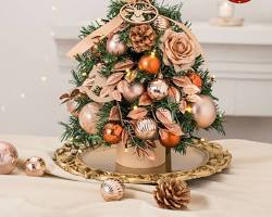 テーブルの上に置かれた、小さなクリスマスツリーの画像