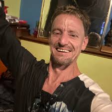 It features a Power™ agitator that uses a 360-degree wash action to break  up messes. The Deep Fill option allows for more water when desired, helping  to saturate loads and loosen stains.