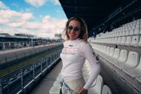 Sterker nog, het is een wonder dat de dame al haar ledematen nog heeft en niet gehandicapt door het. Sophia Florsch Ruhmservice Basti Sevastos