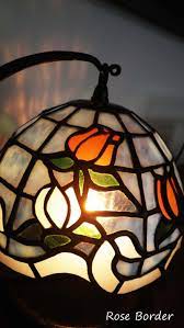 stainedglass stainedattendhttp www6 ocn ne jp attend y o様作品可愛らし薔薇のランプ ローズボーダー の完成です 薔薇の花にはランバーツやフリモント バックにはレースモトルのガラスを使いランプ全体を柔らかい雰囲 ステンドグラス ランプ ステンド