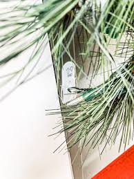 How To Use Command Hooks To Make Holiday Decorating Easy